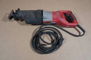 lot 58 image: Milwaukee 6538-21 15 Amp Corded Orbital Sawzall