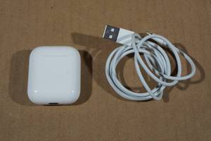 lot 90 image: Apple Airpods