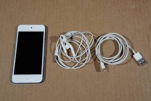 lot 92 image: Apple iPod Touch 7th Generation 32GB