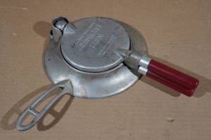 lot 118 image: Antique Nordicware Scandinavian Krumkake Iron