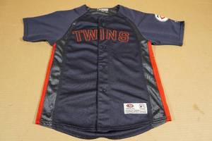lot 153 image: Minnesota Twins Jersey Shirt -Medium