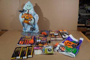 lot 287 image: Assorted Halloween Dcor and Accessories