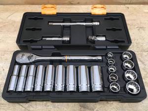 lot 29 image: GEARWRENCH 22-Piece SAE Socket Set 90T
