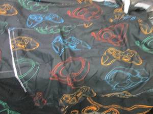 lot 23 image: Duvet Cover & 2 Shams...