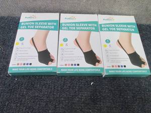 lot 79 image: 3- 2pks Puikos Bunion Sleeve with G...