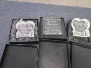 lot 99 image: 3 Assorted Desk Dcor...