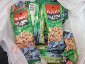 lot 422 image: 12- 1.25 oz Emerald Salt & Pepper C...