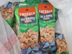 lot 423 image: 12- 1.25 oz Emerald Salt & Pepper C...