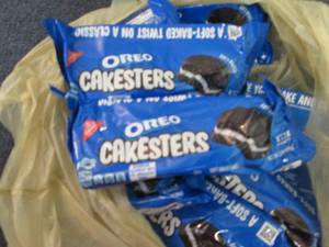 lot 428 image: 12- 3.03 oz Oreos Cakesters...