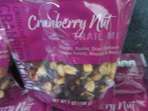 lot 490 image: 6- 7 oz Hyvee Cranberry Nut Trail M...