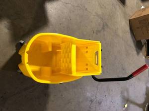 Rubbermaid Commercial Products WaveBrake 35 Qt. Plastic Mop Bucket with Wringer   Customer Returns See Pictures