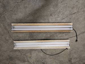 lot 7 image: 2 - 4 ft fluorescent lights - both work