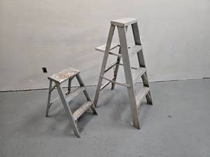 lot 21 image: 2 metal ladders - one 2 step ladder and one 4 ladder