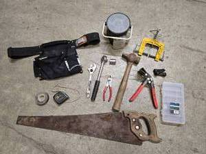 lot 23 image: Husky tool belt and batch of misc tools