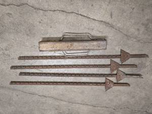 lot 26 image: 4 - 4 ft metal fence posts and a 4 square metal fence post driver 28 long