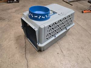 lot 32 image: small portable kennel and dog bowl
