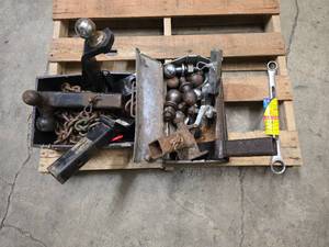 lot 42 image: Several hitches, balls, tow chain and hitch ball wrench