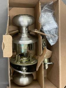 lot 7 image: Lot of 4 Hall & Closet Door Knobs with Latches