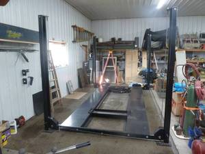 lot 5 image: Benco 4 Post Car Hoist