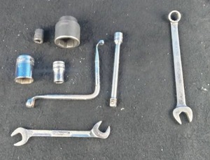 lot 140 image: Collection of 7 Snap On and Matco Tools