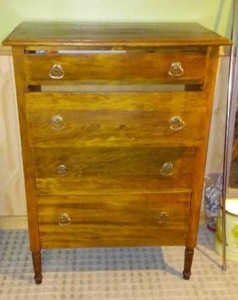Antique 4-Drawer Dresser. Excellent Condition