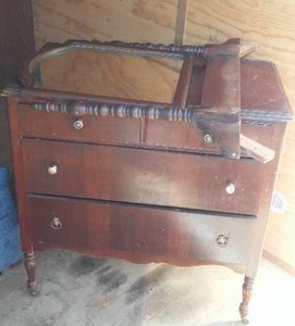 Vintage 4 Drawer Dresser With Mirror.