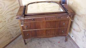 Vintage 4 Drawer Dresser and Mirror.