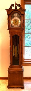 lot 19 image: Vintage Grandmother Clock by Trend Clocks