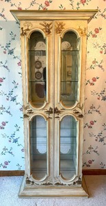 lot 6 image: Petite Vintage Display Cabinet