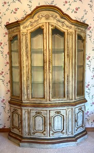 lot 18 image: Vintage Display Cabinet