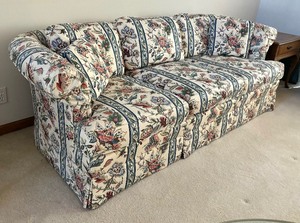 lot 19A image: Upholstered Vintage Sofa by Heritage