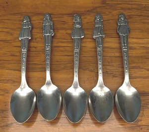 lot 57 image: Vintage Dion Quintuplets Spoon Set