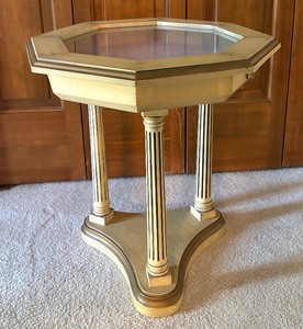 lot 58 image: Vintage Display Case Accent Table