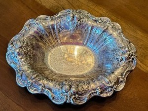 lot 7 image: Vintage Reed and Barton Francis I Sterling Bowl 5696