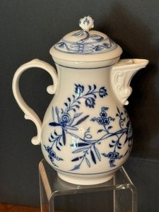 lot 16 image: Vintage Petite Meissen Blue and White Creamer