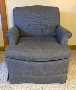 lot 85 image: Lovely Vintage Blue Armchair by Daytons
