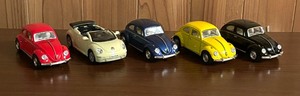 lot 101 image: Five Volkswagen Bug Model Cars by Kinsmart and Kintoy