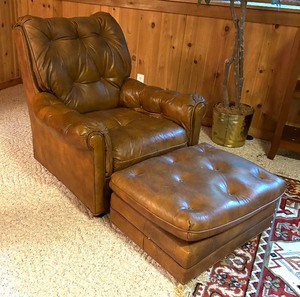 lot 117 image: Vintage Leather Chair with Ottoman