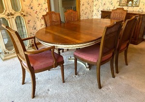 lot 17 image: Vintage Dining Room Table with Six Chairs