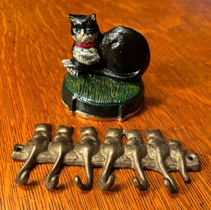 lot 153 image: Cute Cat Motif Hooks and Bookend