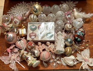 lot 176 image: Assorted Christmas Ornaments