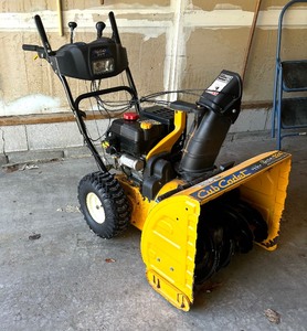 lot 212 image: Awesome Cub Cadet Snowblower