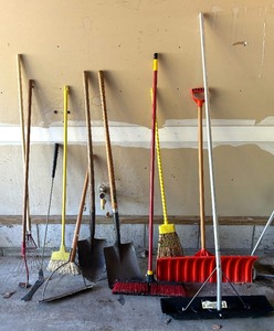 lot 213 image: Long Handled Tool Lot