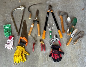 lot 215 image: Gardening Goodies