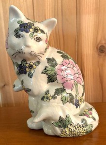 lot 224 image: Pretty Kitty Figurine