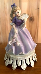 lot 227 image: Vintage Girl with a Fan Lamp