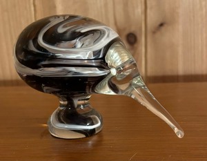 lot 271 image: Hokitika Glass Studio Figurine