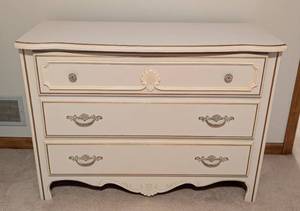 lot 181 image: Vintage White Wood French Provincial Style Dresser