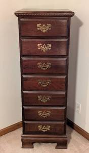 lot 184 image: Vintage Chippendale Style Lingerie Chest