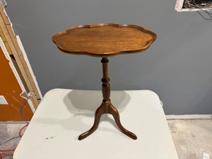 lot 41 image: Brandt Antique Chapelwood Cherry Pedestal Tripod Oval Side Table